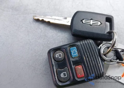 2006 Lincoln Town Car Signature Limited z USA, uszkodzony, nr VIN 1LNHM82VX6Y646747